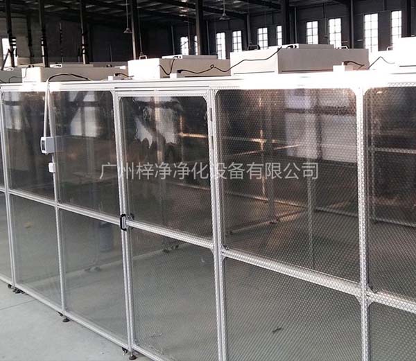 潔凈棚采用工業(yè)鋁材（或不銹鋼方通、鐵方通噴塑）作為框架，風機濾網(wǎng)機組（FFU）送風，四周懸掛防靜電垂簾（或鋼化玻璃），其內(nèi)部凈化級別可達到100-10000級。