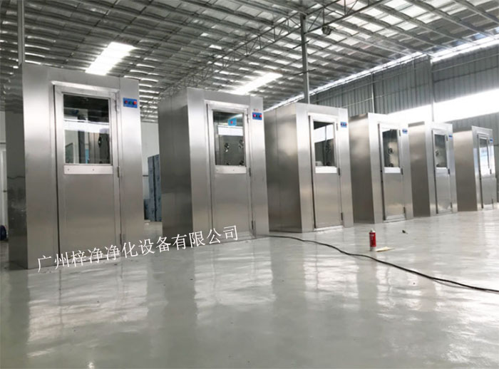 風(fēng)淋室又可起到氣閘的作用，阻止未凈化的空氣進(jìn)入潔凈區(qū)域。