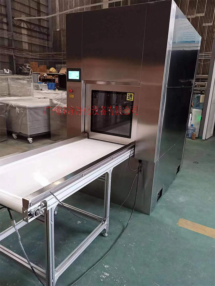 輸送帶傳遞窗還可吹淋被傳遞物品的表面，防止物品可能攜帶塵埃進(jìn)入潔凈室。