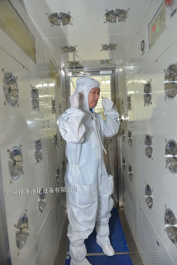 風(fēng)淋室不僅可以為工作人員提供清潔的空氣環(huán)境，還可以對(duì)物料進(jìn)行凈化處理。