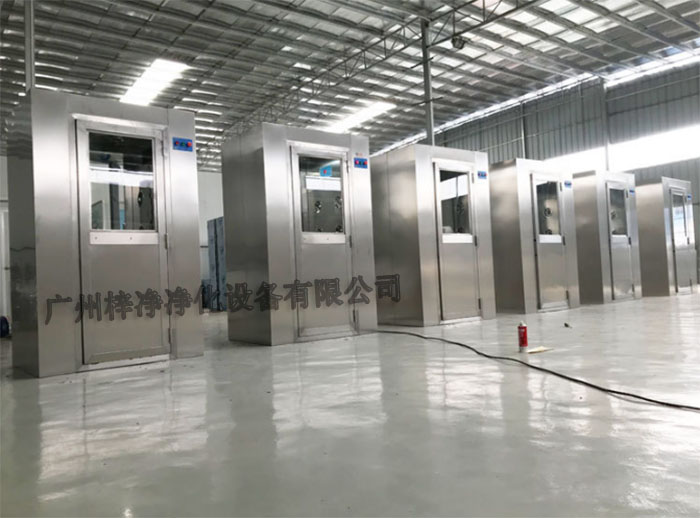 全不銹風淋室采用全不銹鋼材質(zhì)制造，具有良好的耐腐蝕性、耐高溫性和耐磨損性。