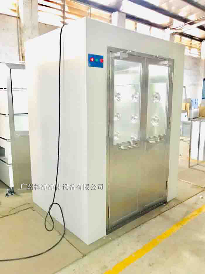 烤漆風淋室采用冷軋鋼板作為基材，表面經(jīng)過烤漆處理。
