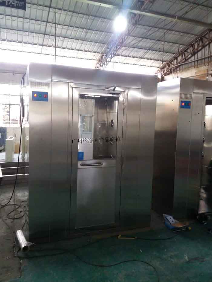 風(fēng)淋室應(yīng)配備高效過濾器，確保過濾效率達(dá)到行業(yè)要求。
