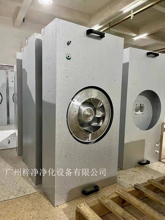 直流FFU適用于半導(dǎo)體、電子、平板顯示器和磁盤驅(qū)動(dòng)器的廠家及光學(xué)、生物工業(yè)及其它對(duì)空氣中污染有嚴(yán)格控制要求的地方。