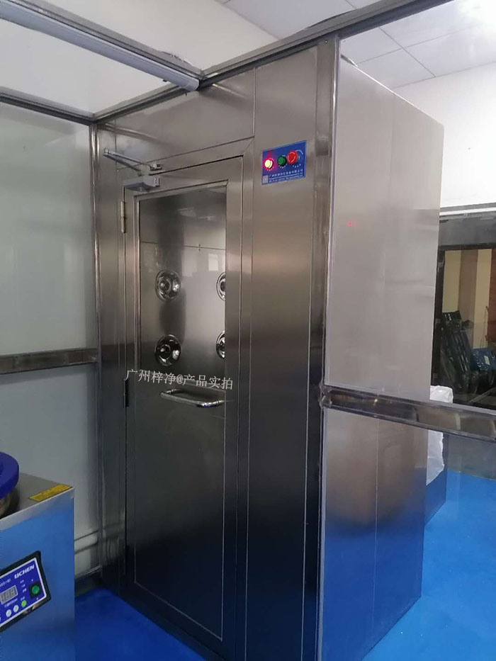 風淋室作為一種重要的潔凈室設備，其內(nèi)部使用的初效過濾器和高效過濾器發(fā)揮著至關重要的作用。