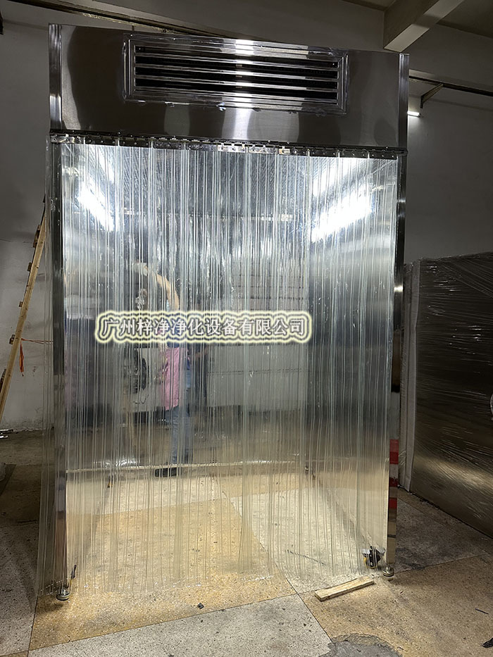 潔凈采樣車工作原理是從室內(nèi)空氣經(jīng)過初效過濾器、高效過濾器出風(fēng)的形式達(dá)到高潔凈度的工作環(huán)境，是一種垂直流局部空氣凈化裝置。