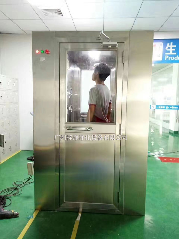 操作前應檢查風淋室各部件是否完好，包括門體、噴嘴、風機、照明等。
