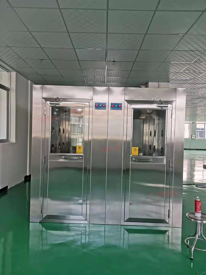 風(fēng)淋室主要功能是確保工作人員在進(jìn)入潔凈區(qū)前，通過吹淋去除身上的塵埃和微粒。