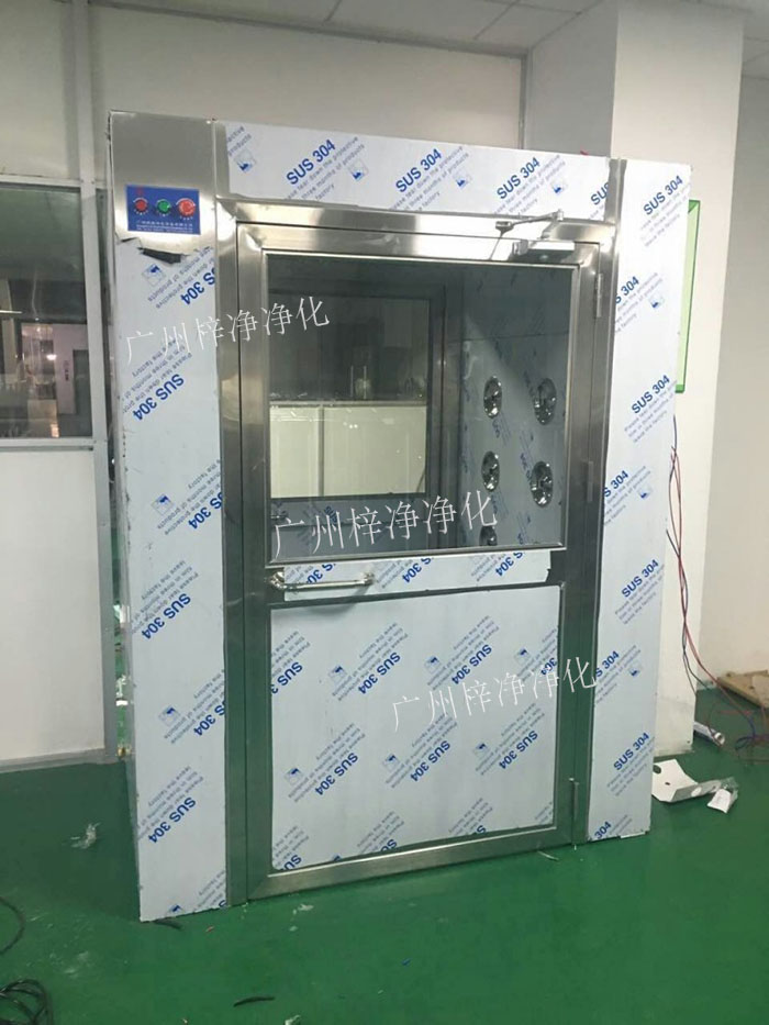 防爆風(fēng)淋室是指風(fēng)淋室的電機(jī)、指示燈、照明燈、接線管必須嚴(yán)格按照防爆標(biāo)準(zhǔn)