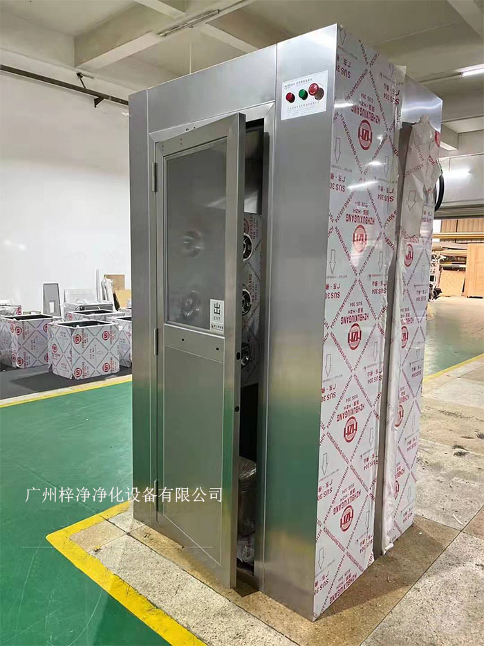 風(fēng)淋室是潔凈室中用于人員凈化的重要裝置。
