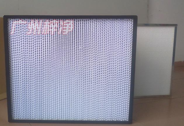 HS有隔板高效過濾器可廣泛用于光學(xué)電子、LCD液晶制造，生物醫(yī)藥、精密儀器、飲料食品，PCB印刷等行業(yè)無塵凈化車間的空調(diào)末端送風(fēng)處。