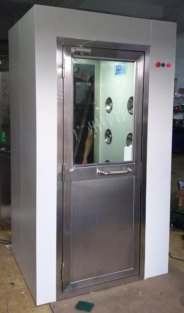 1200型風(fēng)淋室是進入潔凈室所必需的通道，可以減少進出潔凈室所帶來的污染問題。